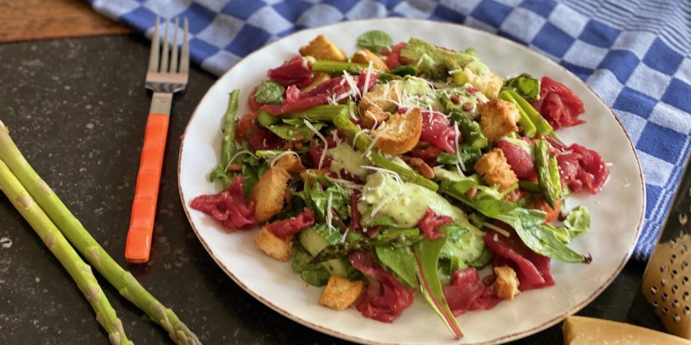 Carpaccio salade met groene asperges en pestodressing - Recept van Foodblog Foodinista
