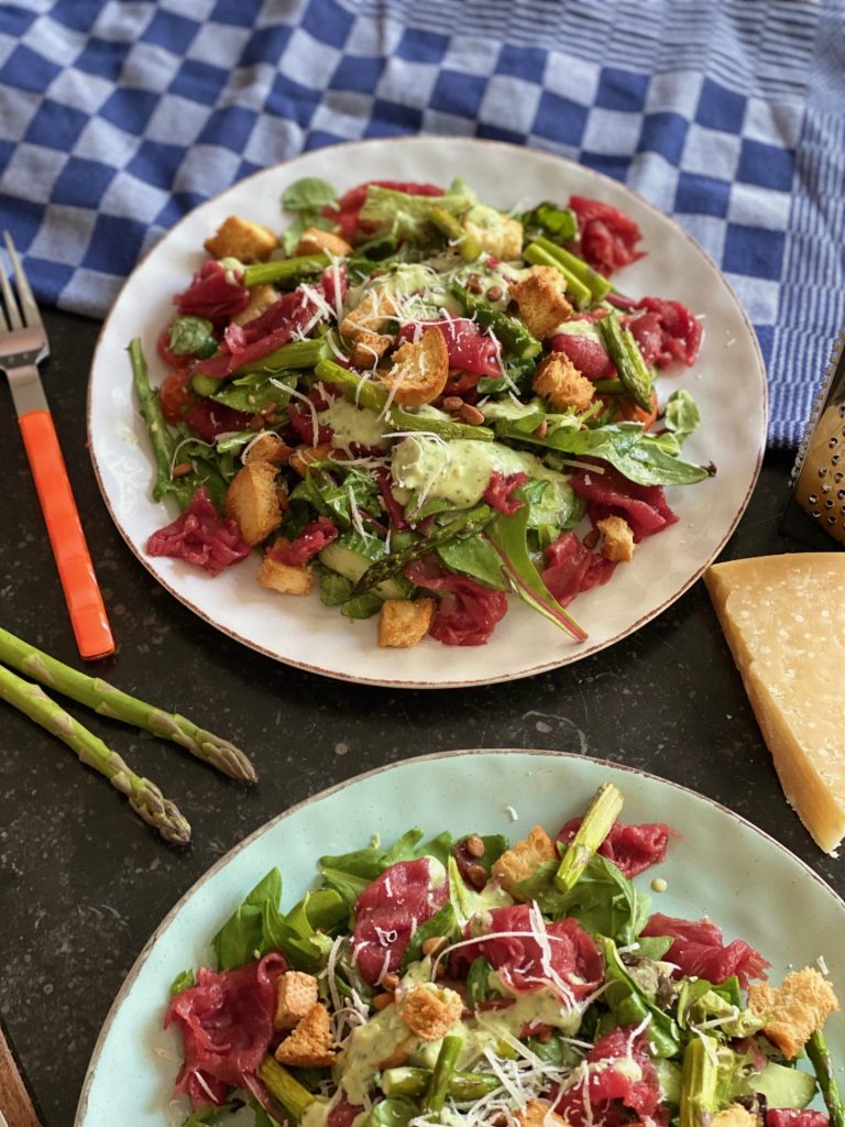 Carpaccio salade met groene asperges en pestodressing - Recept van Foodblog Foodinista
