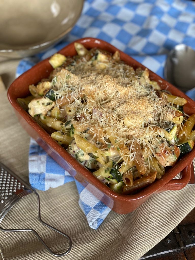 Pasta ovenschotel met kaassaus, kip en courgette van Foodblog Foodinista