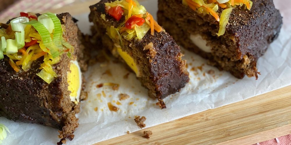 Indonesisch Gehaktbrood gevuld met ei - Pittig gekruid gehaktbrood recept - Foodblog Foodinista