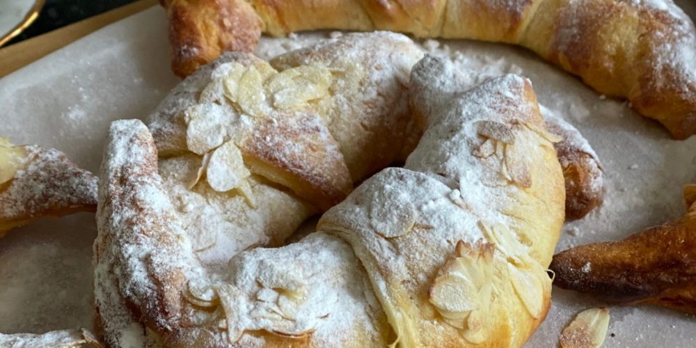Croissants rollen met amandelspijs - Foodblog Foodinista