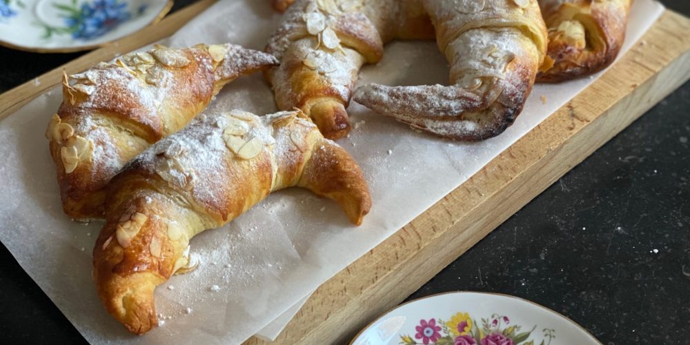 Croissants gevuld met amandelspijs - Recept van Foodblog Foodinista