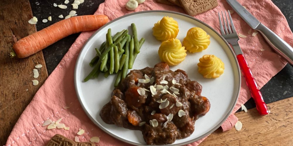 Sinterklaas stoofvlees met speculaas, amandelen en chocolade - Recept van Foodblog Foodinista