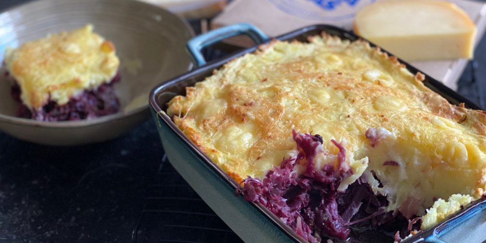 Rode kool ovenschotel met appel, gehakt en gegratineerd met verse boerenkaas van Firma Kaas - Recept van Foodblog Foodinista