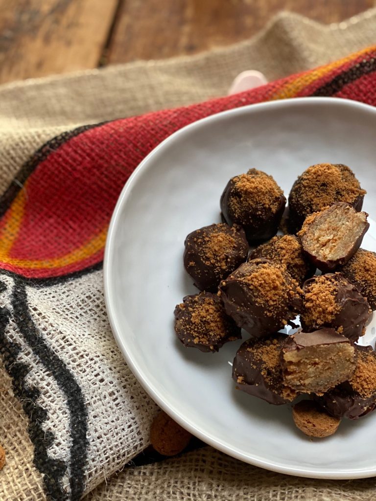 Chocolade amandelspijs truffels met speculaas - Simpel en leuk om te maken