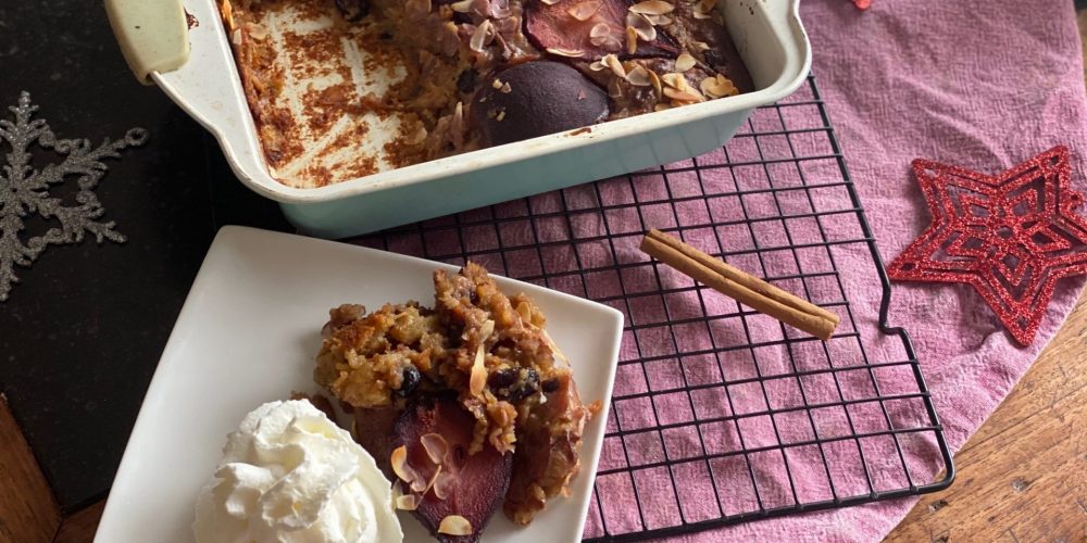 Kerst broodpudding met kerstbrood en stoofpeertjes in rode wijn - Recept van Foodblog Foodinista