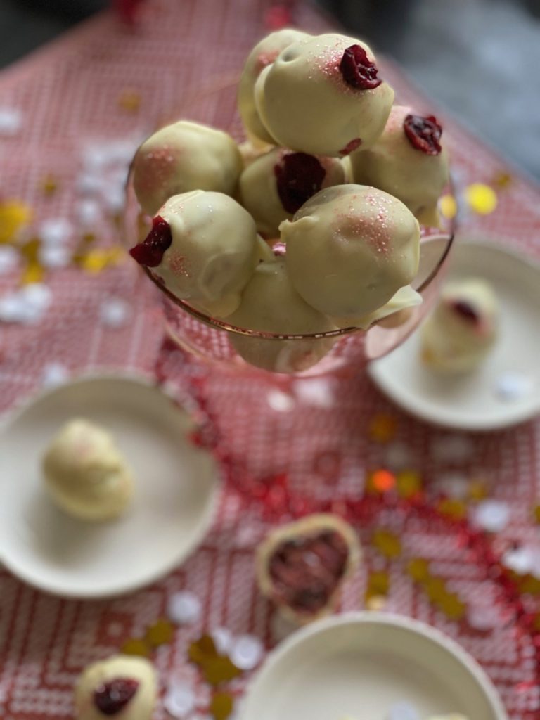 Red Velvet truffels met cranberry - Foodblog Foodinista