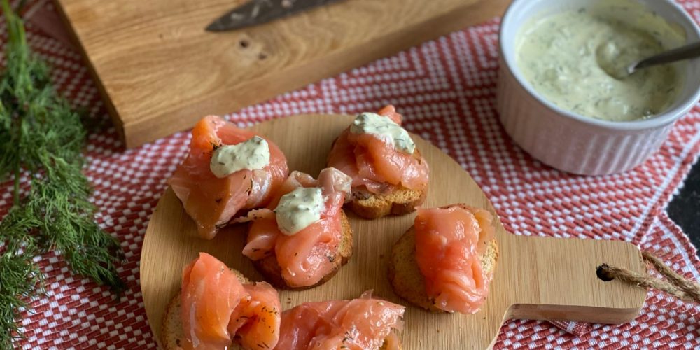 Gravad lax maken met frisse kruiden en dille mosterd creme - Zalm recept van Foodblog Foodinista