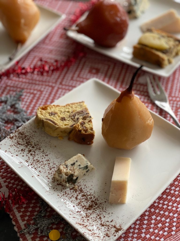 Kaasplankje met stoofpeertjes en kerstbrood - Lekker tips van Foodinista