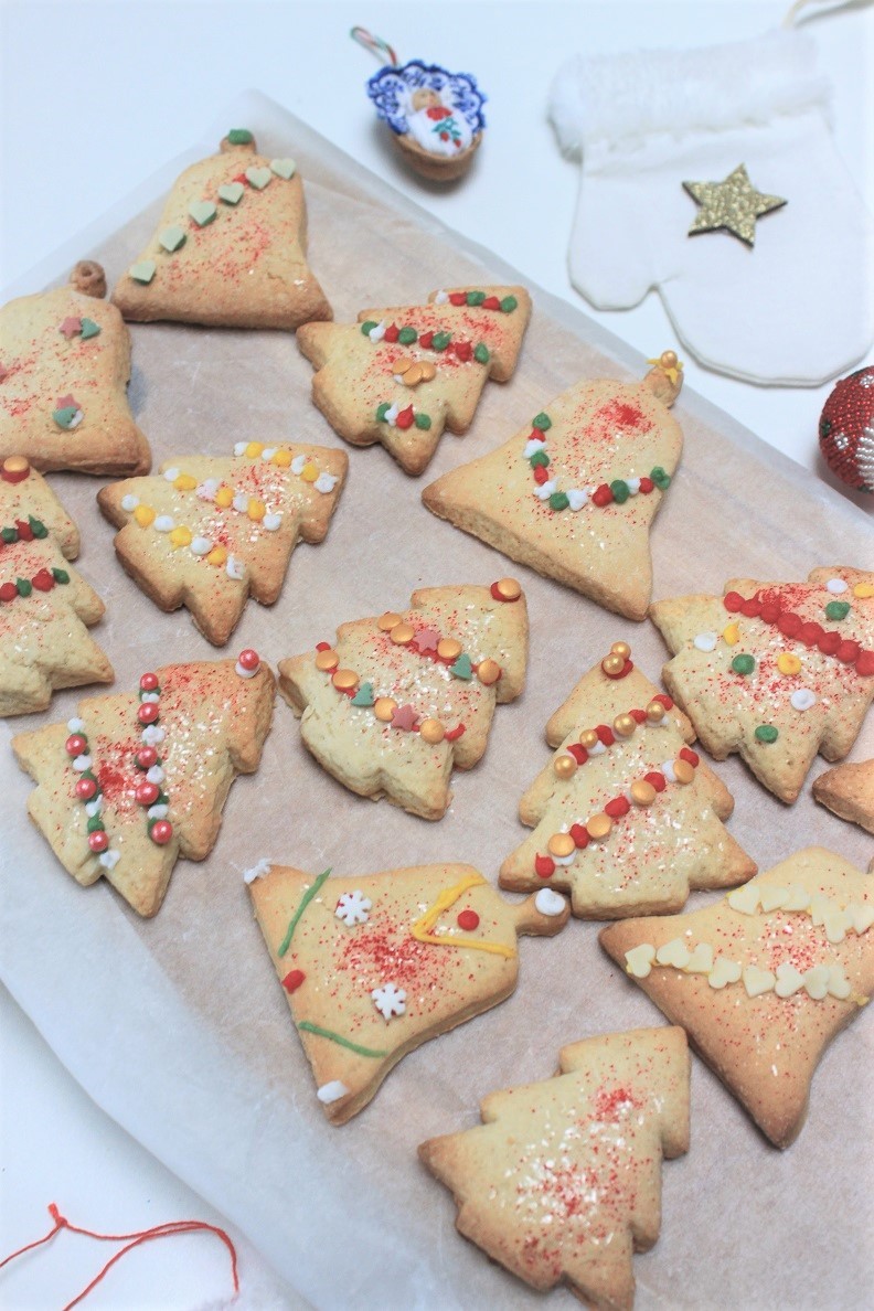 Kerstkoekjes met vanille en kaneel versieren - Kunstwerkjes maken in de keuken - Foodblog Foodinista