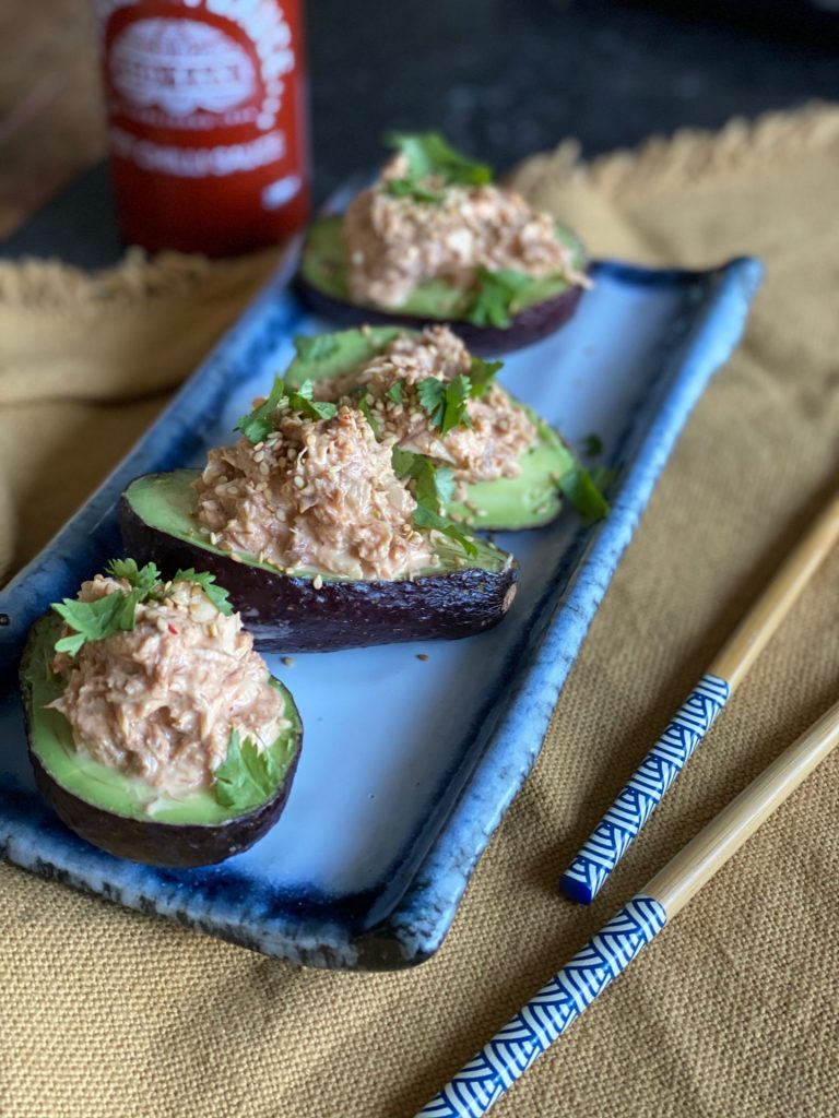 Gevulde avocado met spicy makreel salade – Pittige makreelsalade - Foodblog Foodinista