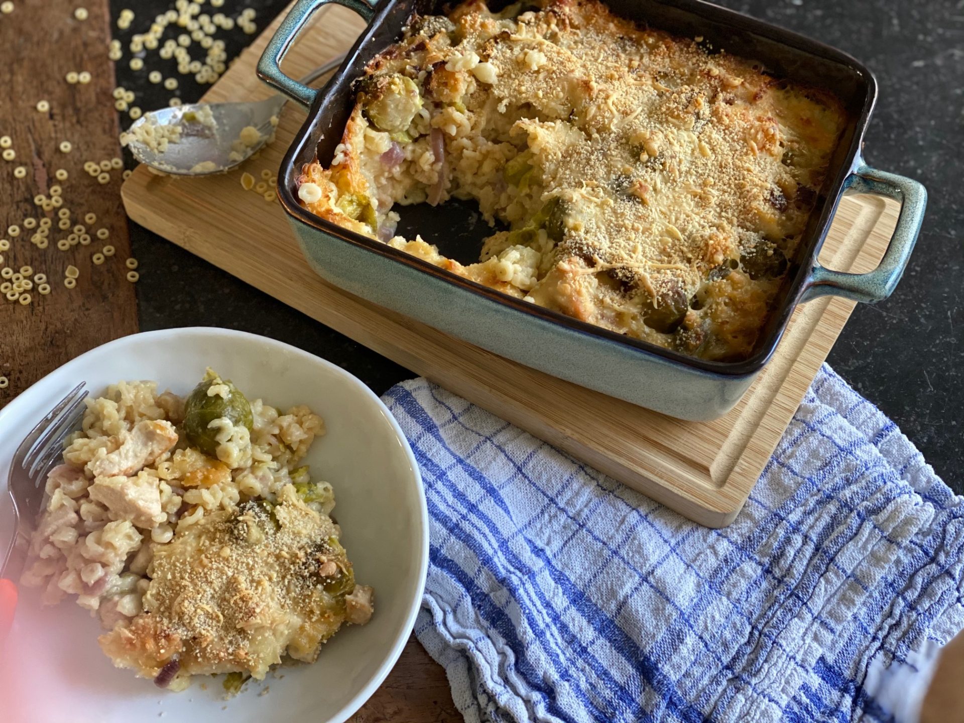 Pasta ovenschotel met spruitjes en kip in kaassaus - Recept van Foodblog Foodinista