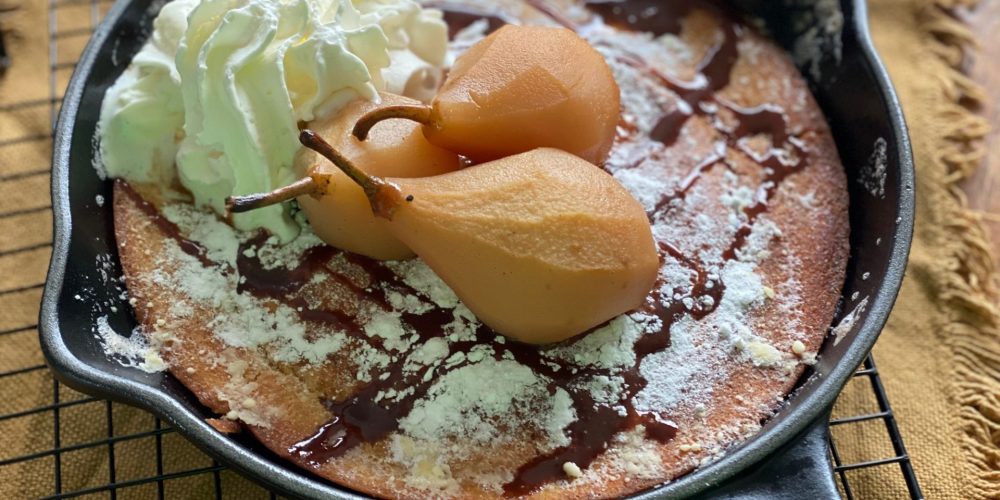 Dutch baby met stoofpeertjes in Licor 43 met chocoladesaus - Recept van Foodblog Foodinista