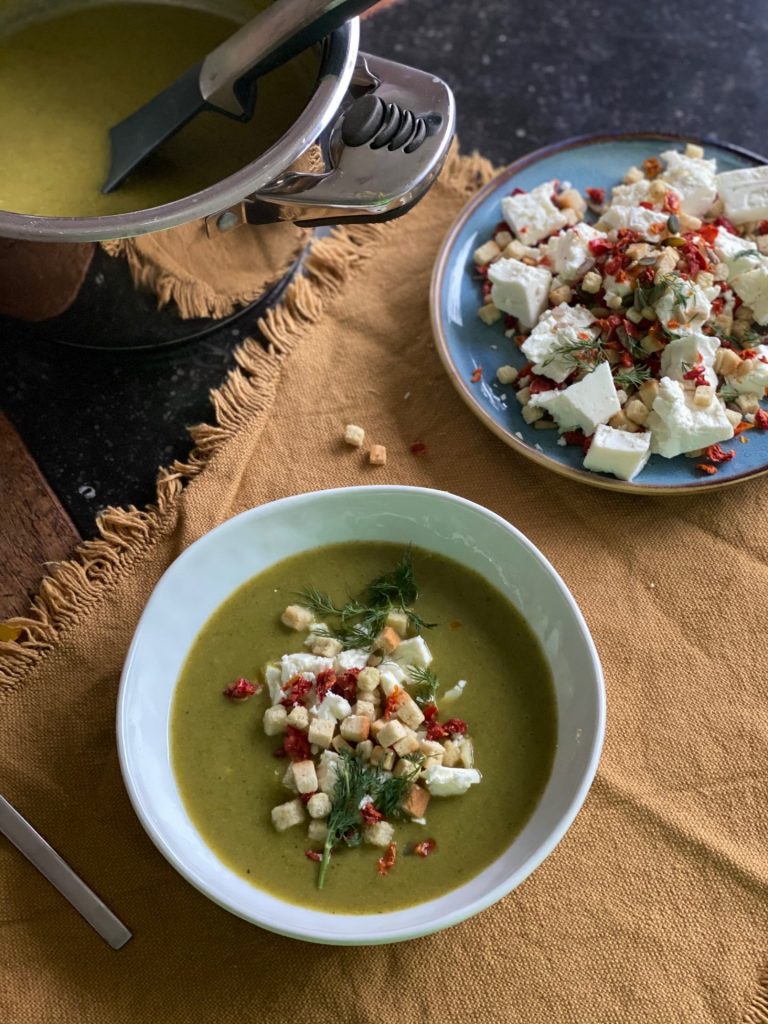 Broccoli rucola soep met feta en Mediterrane croutons - Soeprecept van Foodinista