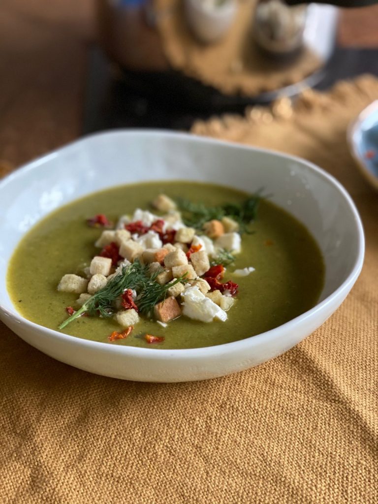 Broccoli rucola soep met feta en Mediterrane croutons - Soeprecept van Foodinista