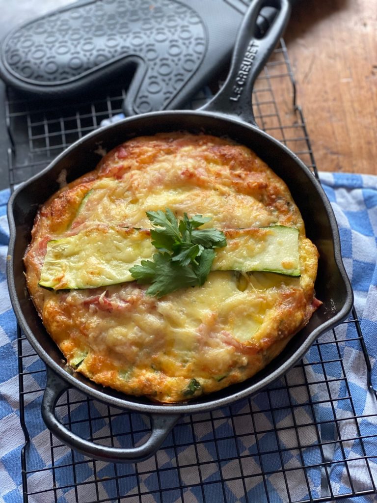 Courgette omelet uit de oven met Gruyere kaas en spek - Foodblog Foodinista recepten