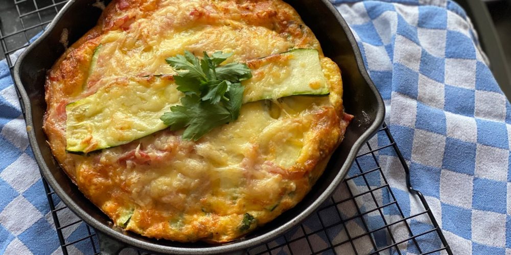 Frittata met Gruyere, spek en courgette - Ovenomelet recept van Foodblog Foodinista