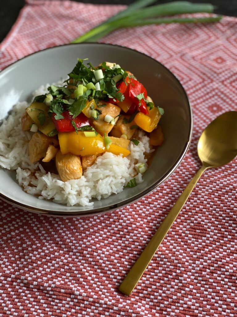 Kip in zoetzure saus met ananas en rijst - Foodblog Foodinista