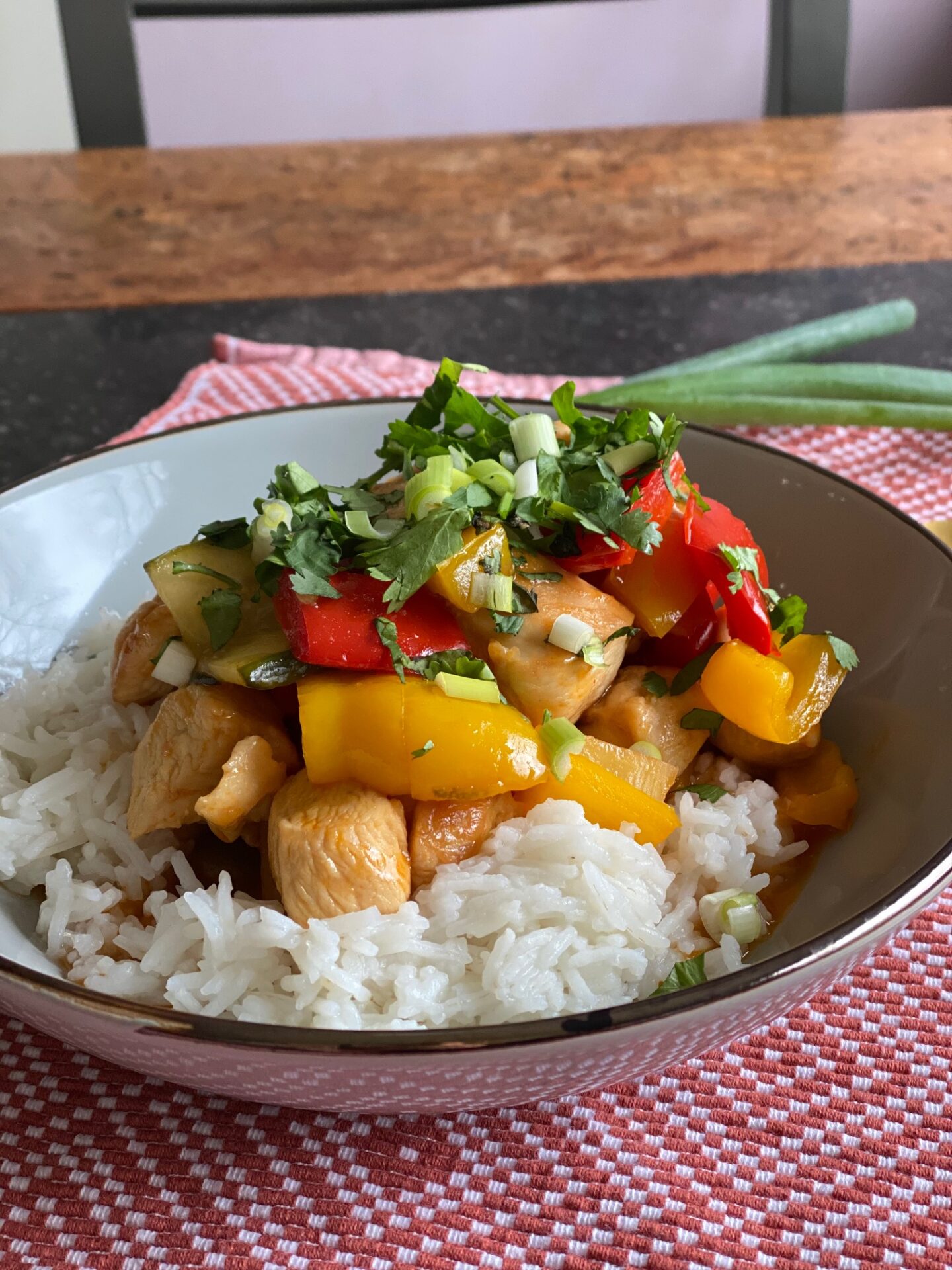 Kip in zoetzure saus met ananas en rijst - Foodblog Foodinista