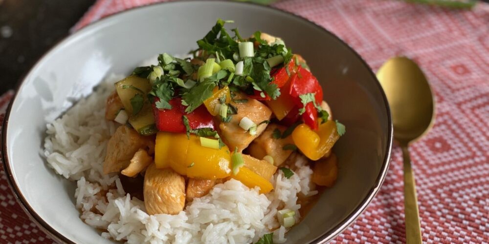 Kip in zoetzure saus met ananas en rijst - Foodblog Foodinista