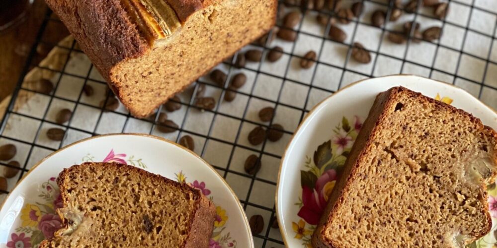 Bananenbrood met chocolade en koffie een lekkere kick-start in de ochtend - Foodblog Foodinista
