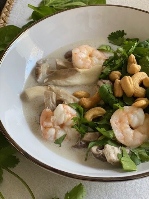 Thaise kokossoep met garnalen en paddenstoelen - Foodblog Foodinista
