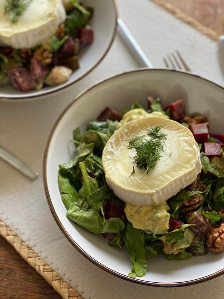 Salade met geitenkaas, bietjes en walnoten met mosterddressing - Foodblog Foodinista