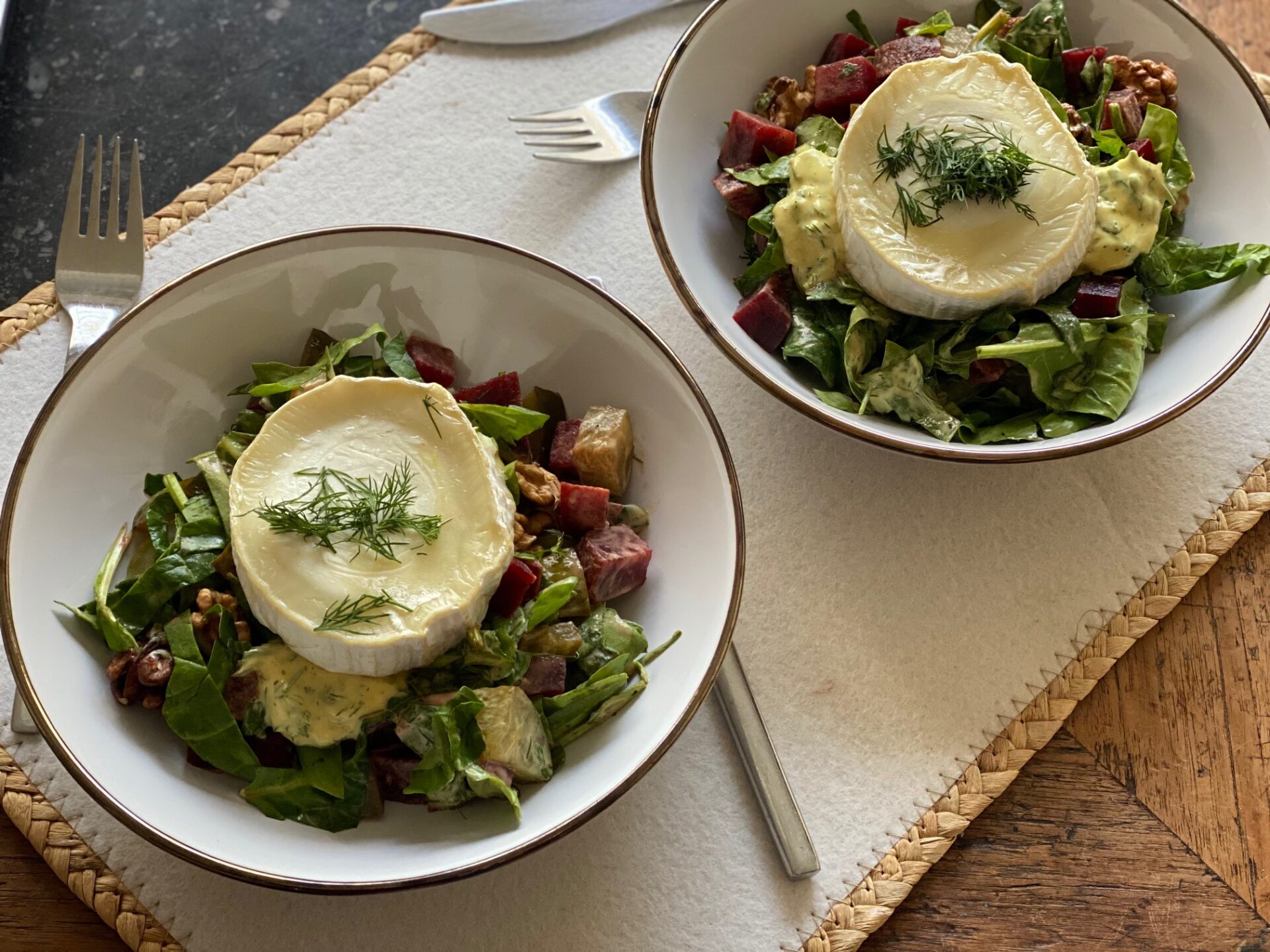 Salade met geitenkaas, bietjes en walnoten met mosterddressing - Foodblog Foodinista