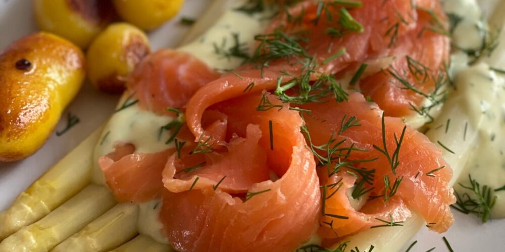 Asperges met gravad lax, kruiden roomsaus en aardappeltjes - Asperge recepten van Foodblog Foodinista