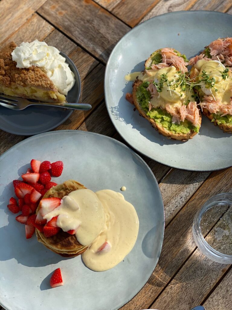 Ontbijten bij De Juf in middelburg met pancakes en toast met gepocheerde eieren, zalm en avocado - Koffie, taart en ontbijt tips in Middelburg van Foodinista
