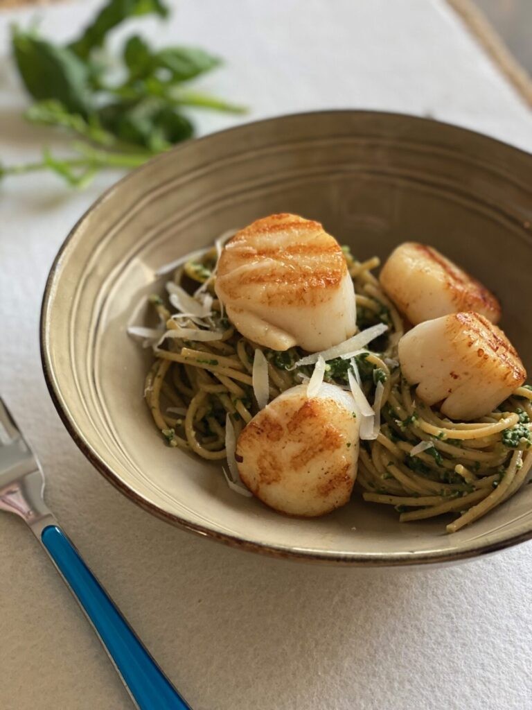 Spinaziepesto maken met spaghetti en coquilles - Pastarecept met coquilles van Foodblog Foodinista
