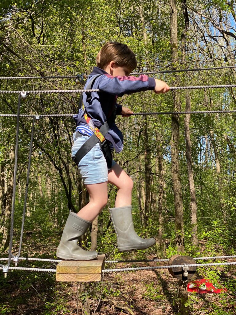 Klimmen met kinderen bij klimpark in Drenthe - Vakantie tips in Drenthe met kinderen