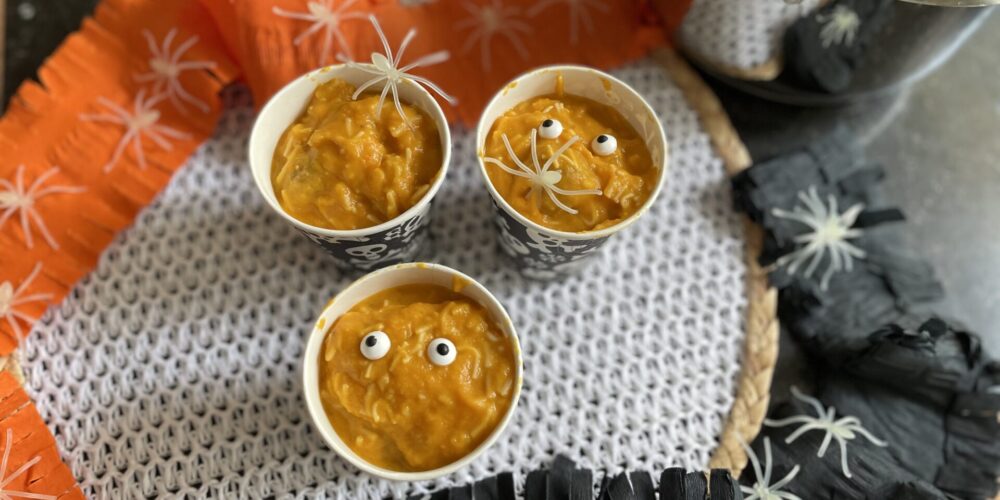 Rijkelijk gevulde tomaten pompoensoep met gehaktballetjes en vermicelli - Opwarmen tijdens halloween!