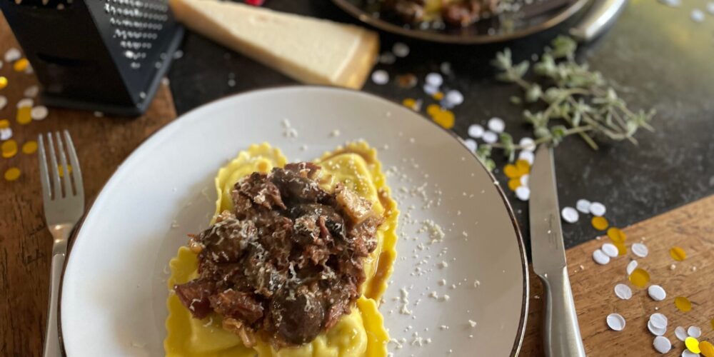 Rundvlees paddenstoelen stoofpotje in bier met ravioli - Foodblog Foodinista