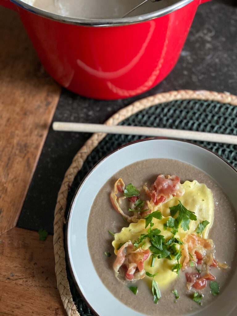Bospaddenstoelensoep recept met truffel ravioli en pancetta - Foodblog Foodinista