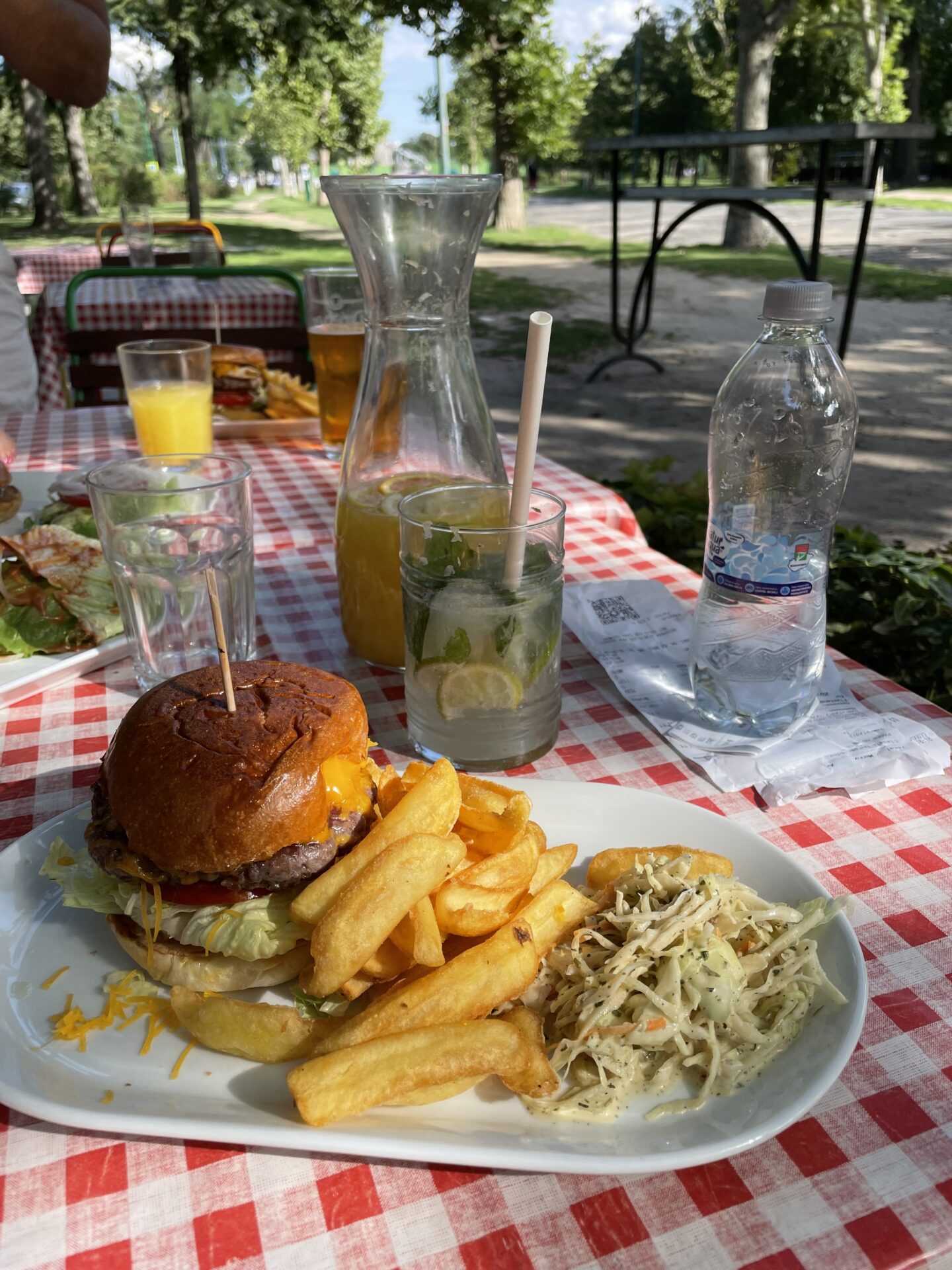 Hamburgers eten in het stadspark in Boedapest - Tips voor een vakantie in Boedapest