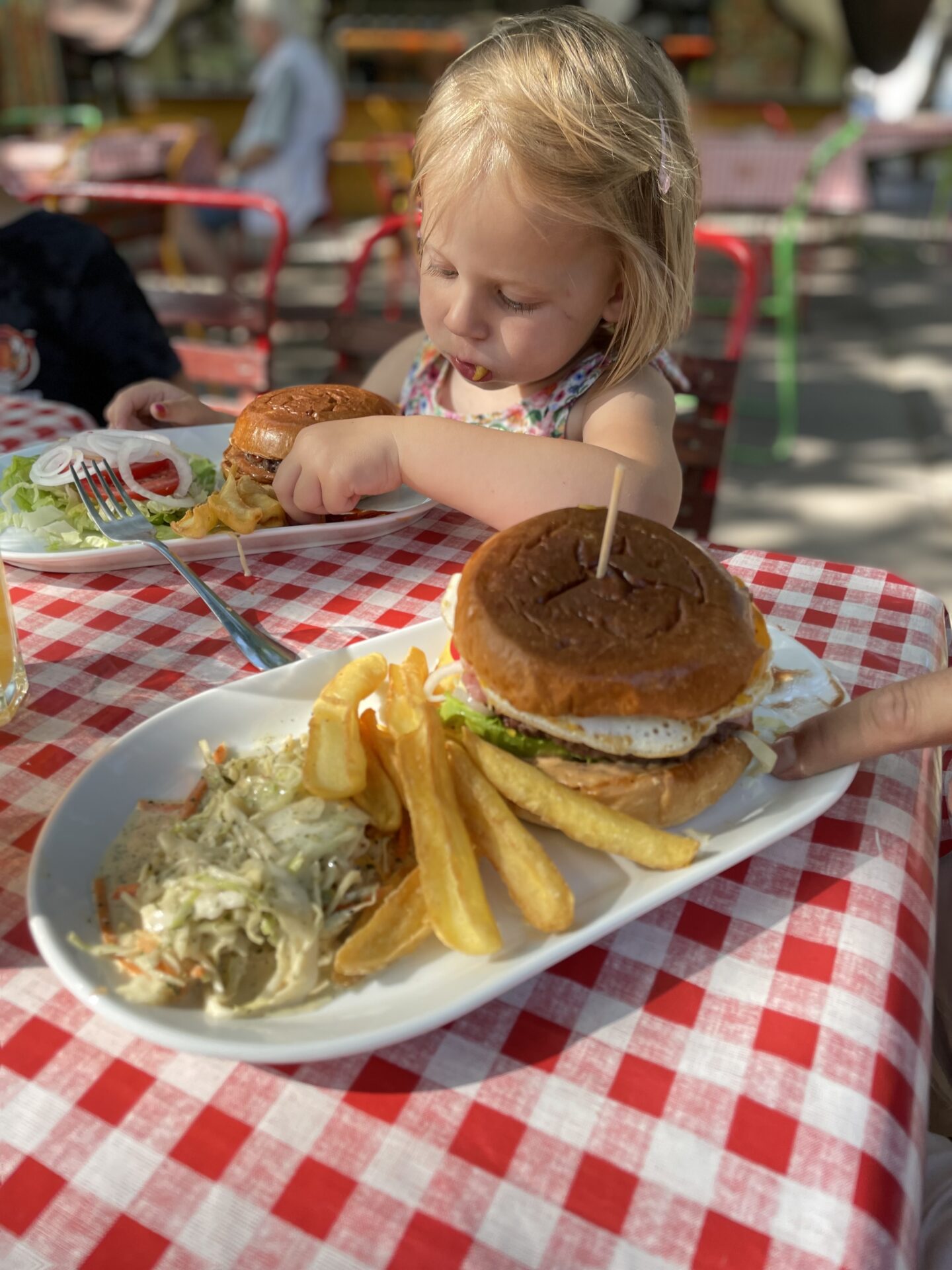 Hamburgers eten in het stadspark in Boedapest - Tips voor een vakantie in Boedapest