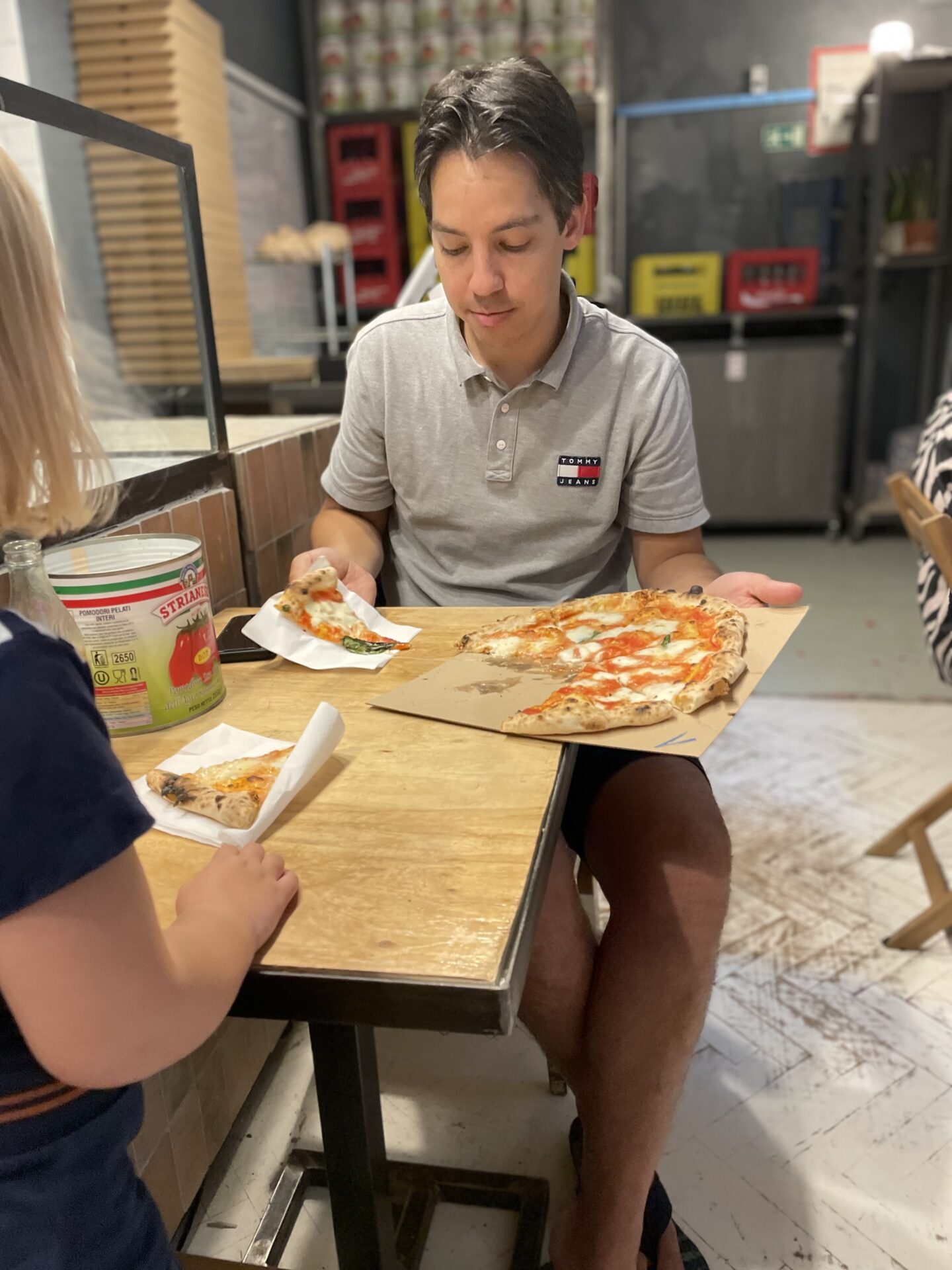 Pizza eten bij Manu uit de doos - Simpel en lekker - Eet tips in Boedapest van Foodinista