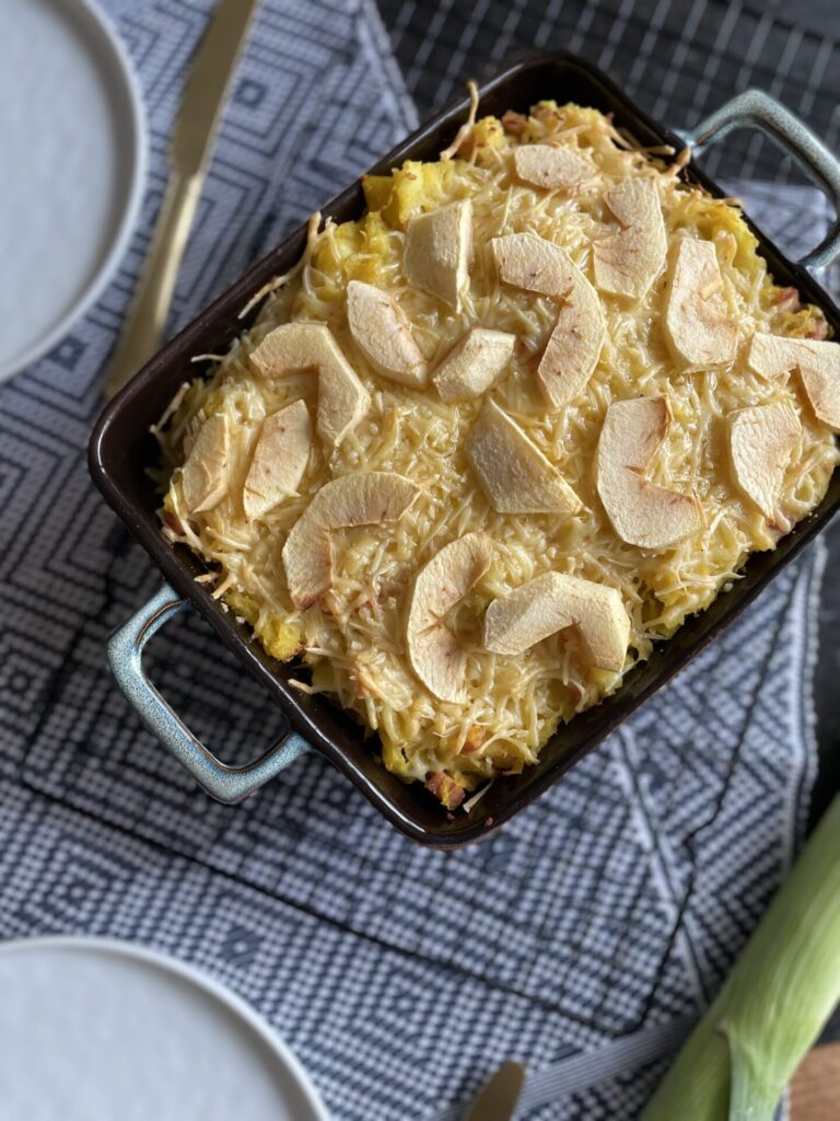 Pittige Zuurkoolstamppot ovenschotel met ham en kaas, prei en appel - Foodblog Foodinista