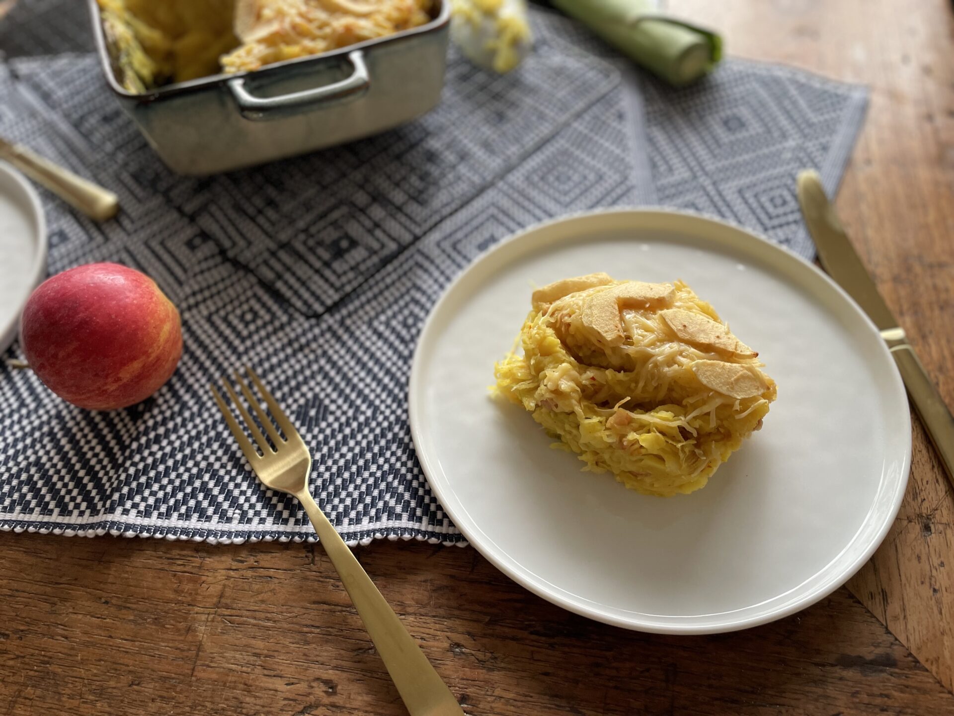 Pittige Zuurkoolstamppot ovenschotel met ham en kaas, prei en appel - Foodblog Foodinista