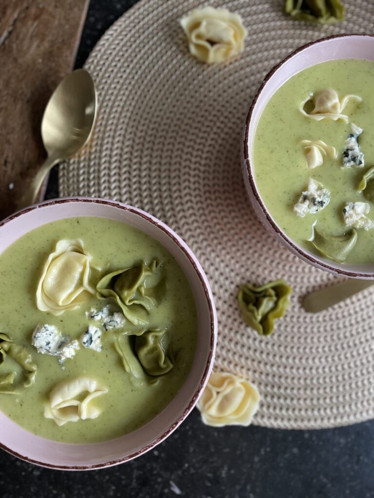 Courgettesoep met gorgonzola en ravioli - Foodblog Foodinista