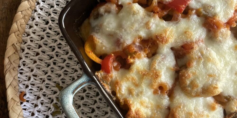 Macaroni ovenschotel met salami en drie kleuren pasta - Foodblog Foodinista