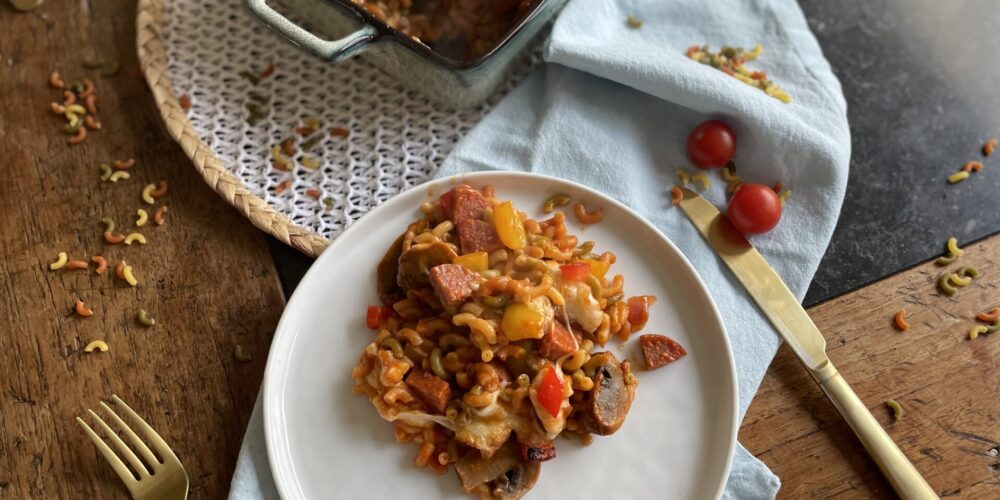 Macaroni ovenschotel met salami en drie kleuren pasta - Foodblog Foodinista