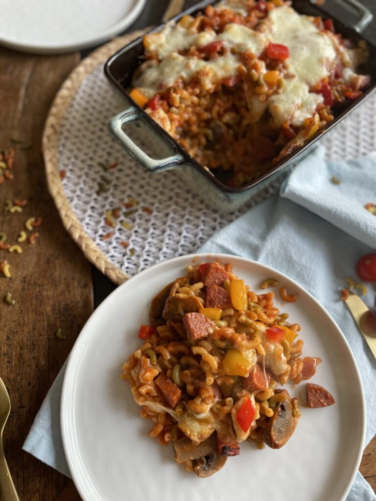 Macaroni ovenschotel met salami en drie kleuren pasta - Foodblog Foodinista