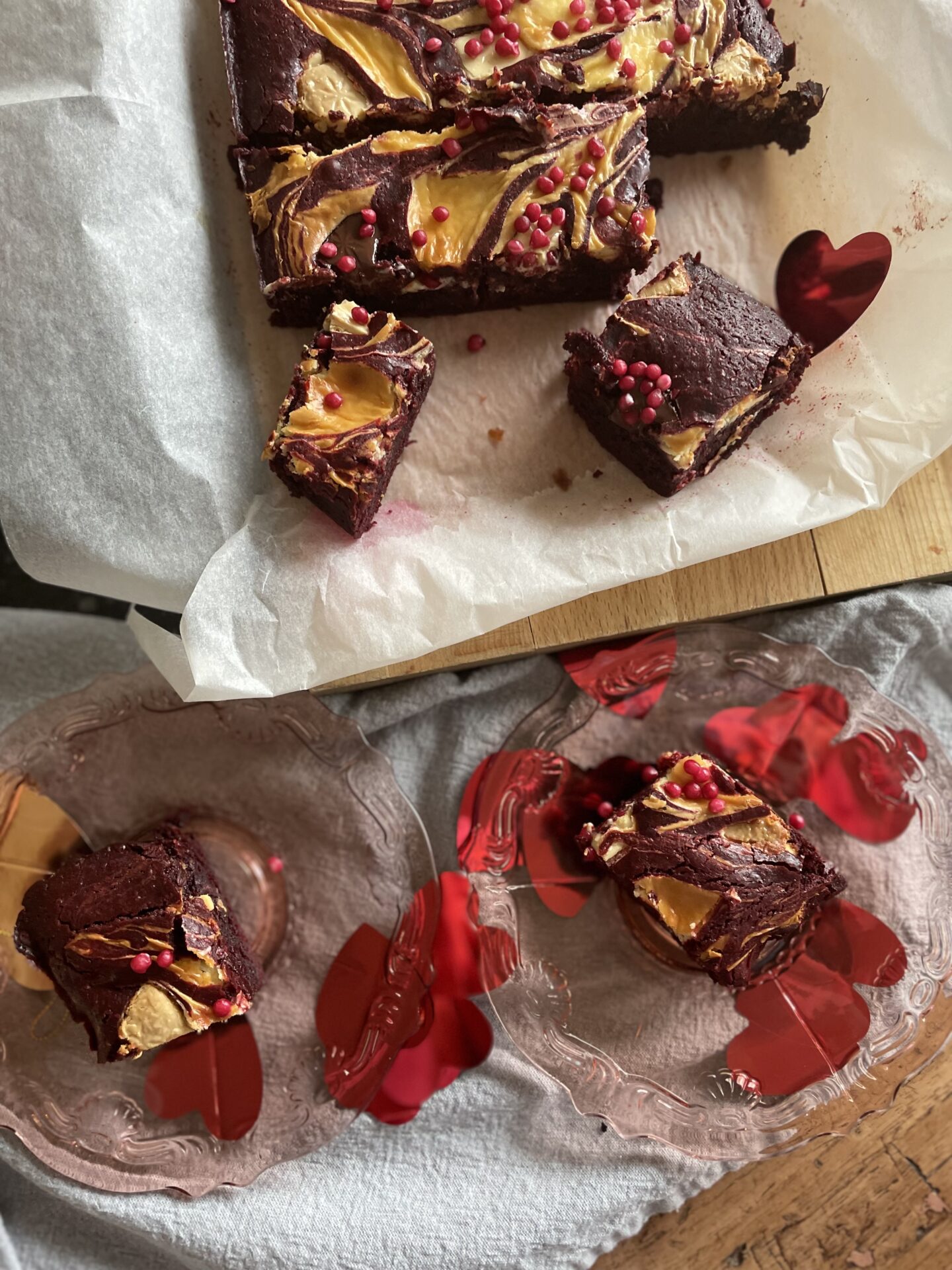 Red Velvet Cheesecake brownies met Choco Chunk (extra leuk voor Valentijnsdag) - Foodblog Foodinista