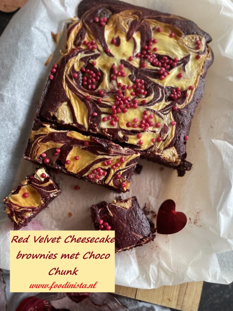 Red Velvet Cheesecake brownies met Choco Chunk (extra leuk voor Valentijnsdag) - Foodblog Foodinista