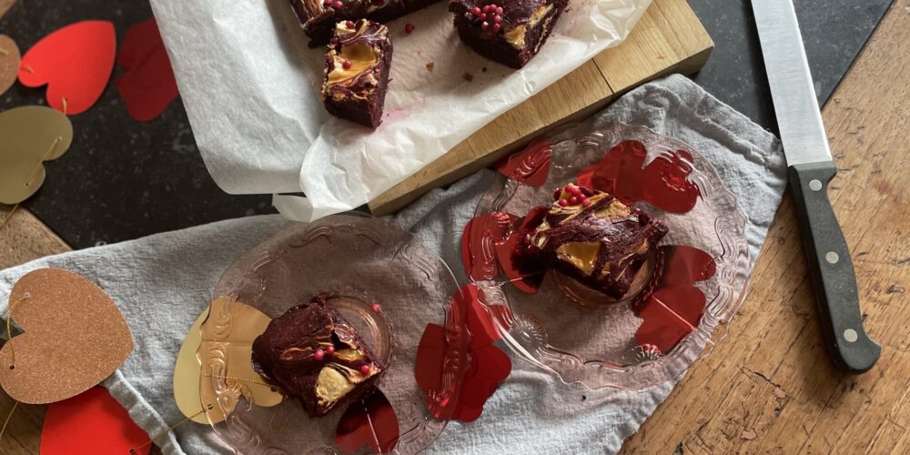 Red Velvet Cheesecake brownies met Choco Chunk (extra leuk voor Valentijnsdag) - Foodblog Foodinista