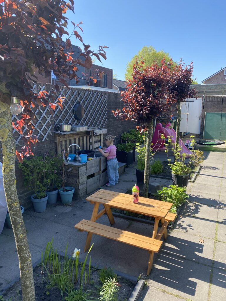 Bouw zelf een modderkeuken voor eindeloos speelplezier in de tuin