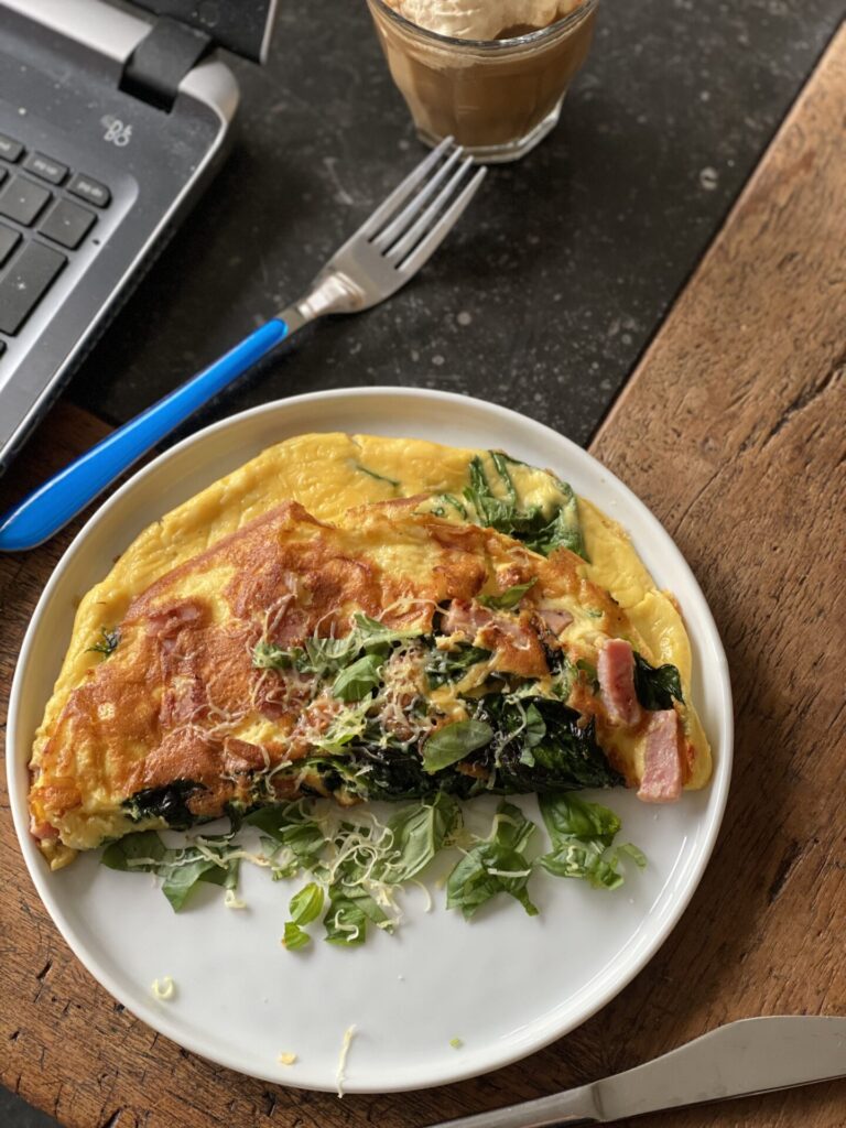 Lekkere koolhydraat arme lunch ideeën - Luchtig omelet met spinazie en ham - Koolhydraat arm recept keto - Foodblog Foodinista