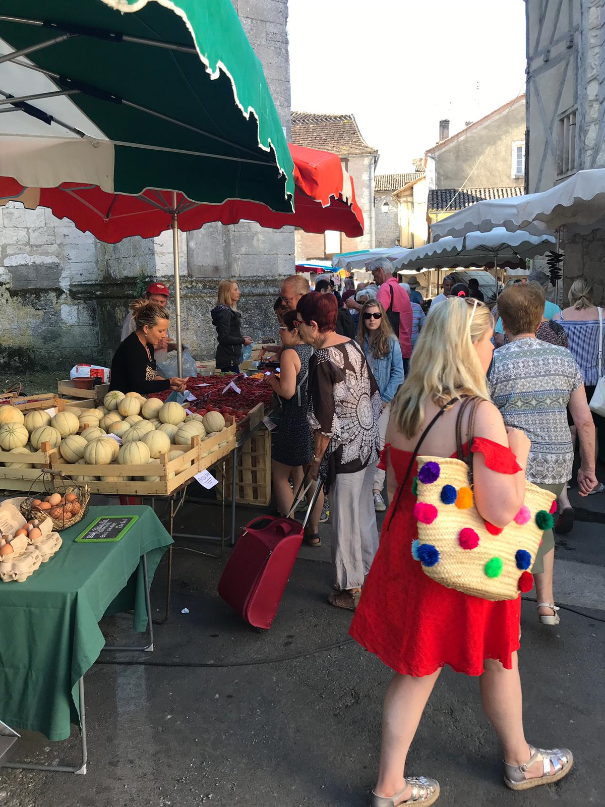 Mooie markten in de Dordogne - Markt in Issigeac in de Dordogne - Tips van Foodinista